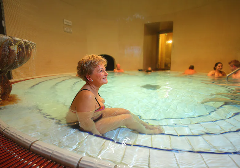 gyogyvizes_medenceben_nem_engedelyezett_14_ev_k